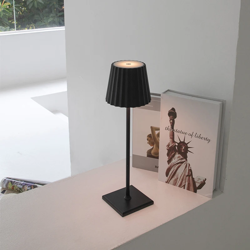Yeni tasarım gelişmiş ışık lüks endüktif şarj edilebilir masa lambası / çalışma / yemek odası / dekoratif LED küçük gece lambası