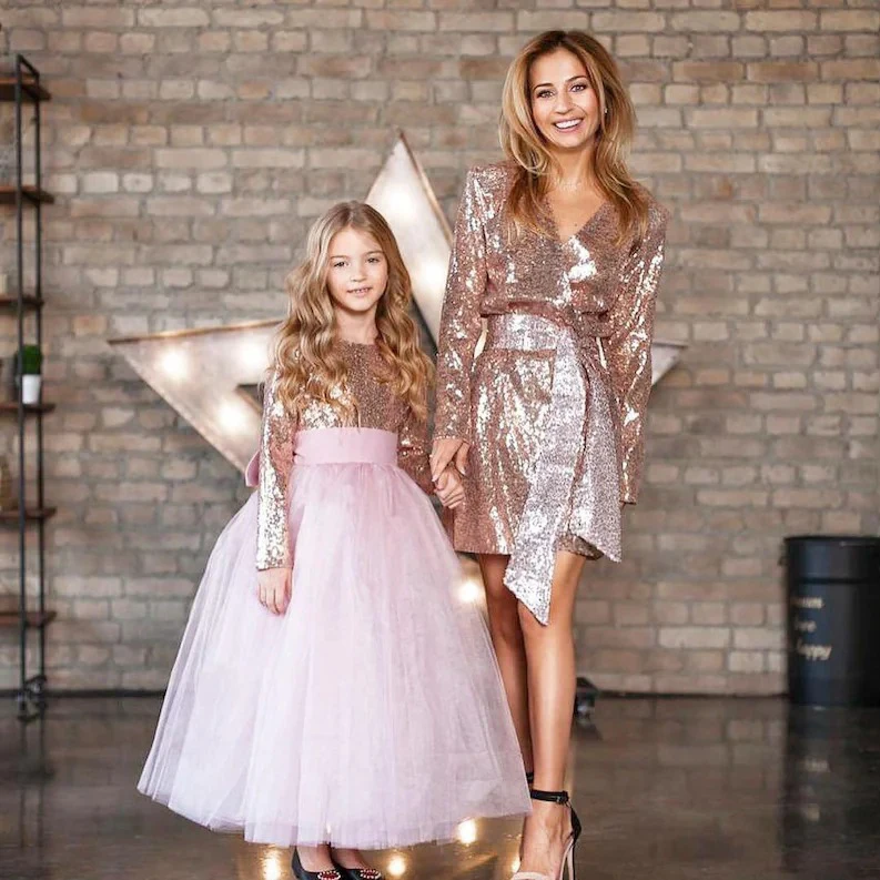 Yeni Çarpıcı Pullu Anne Ve Ben Eşleşen Elbiseler Aile Bak Fotoğraf Çekimi Uzun Kollu Tül Etek Abiye Doğum Günü