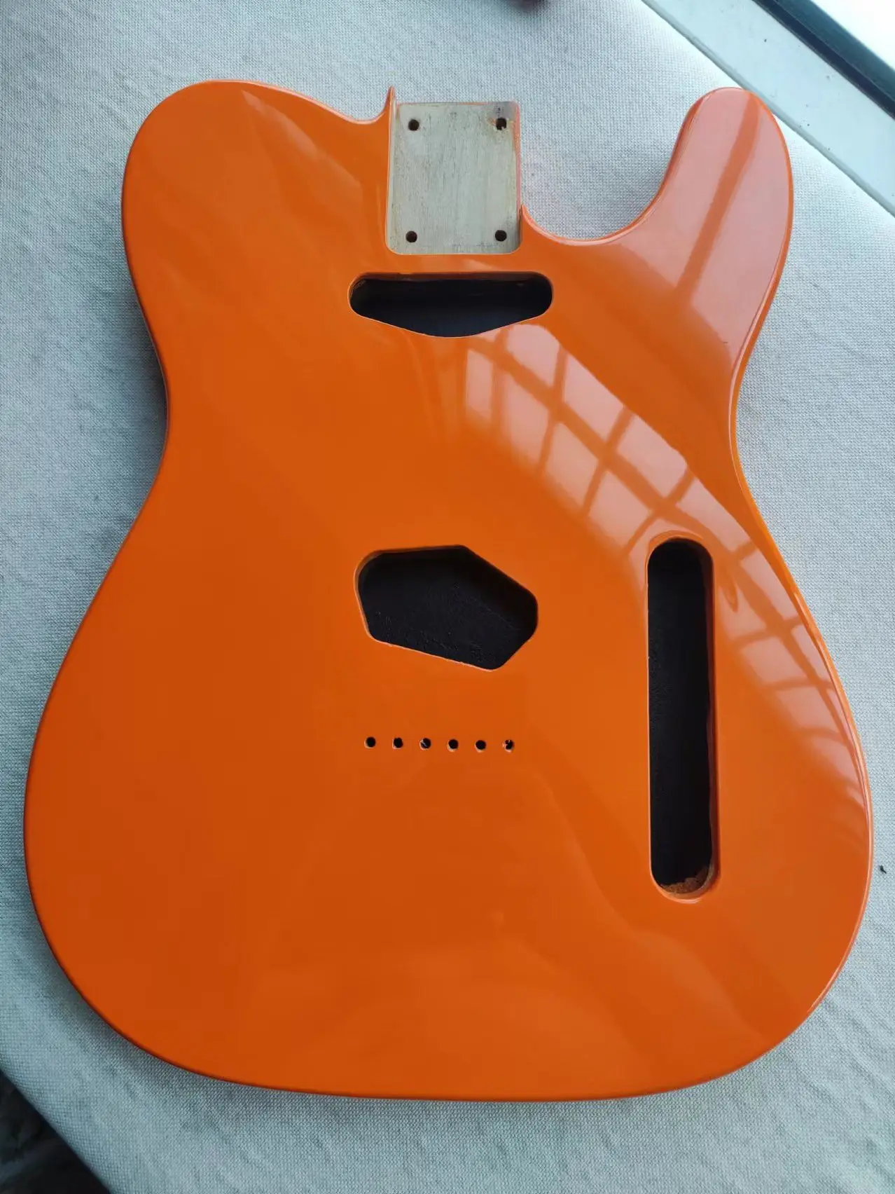 Yüksek Kaliteli Kızılağaç Ahşap Tele Gitar Vücut Parlak Bitmiş El Yapımı Turuncu Renk Özel TL Elektrikli Gitar Varil Değiştirme